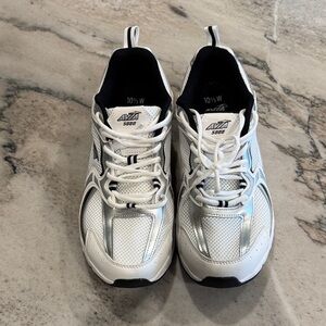 Avia Silver and White Running Shoes Men’s 10&1/2